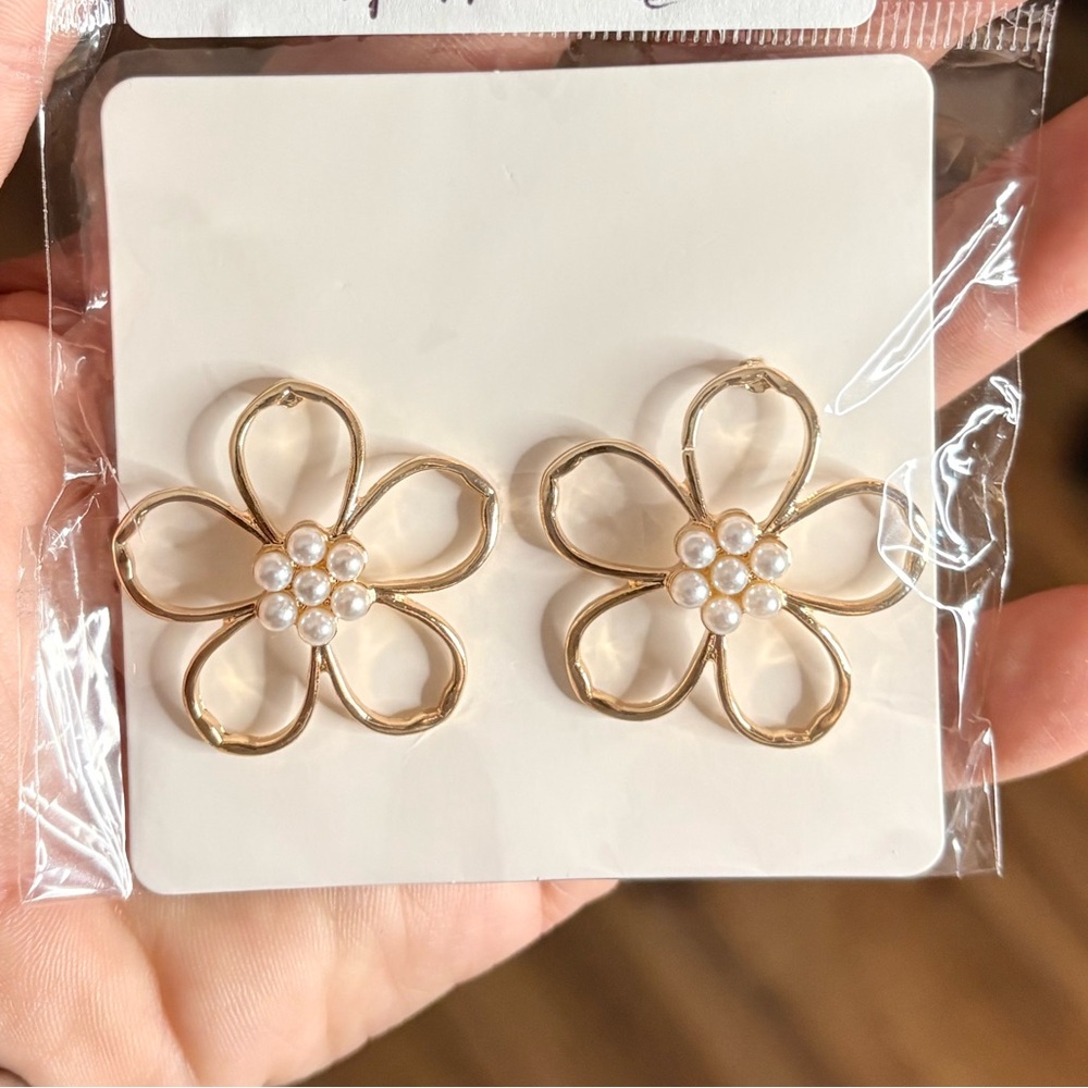 Elegant Gold Flower Earrings